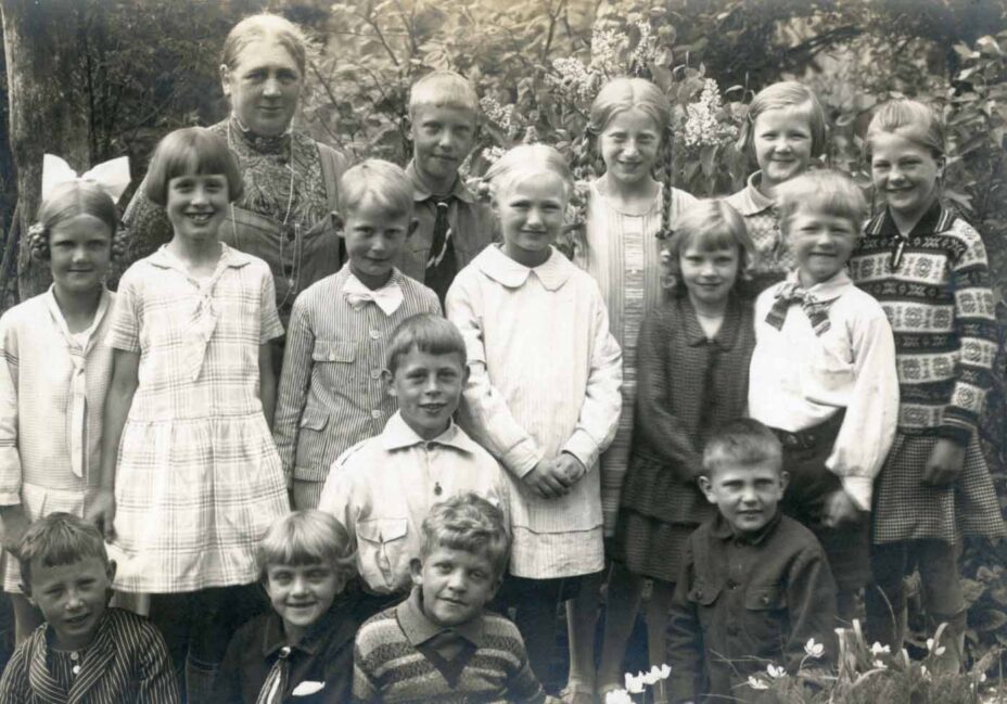 Frk. Nana Ingerslev med sin klasse i 1932 (B1030)